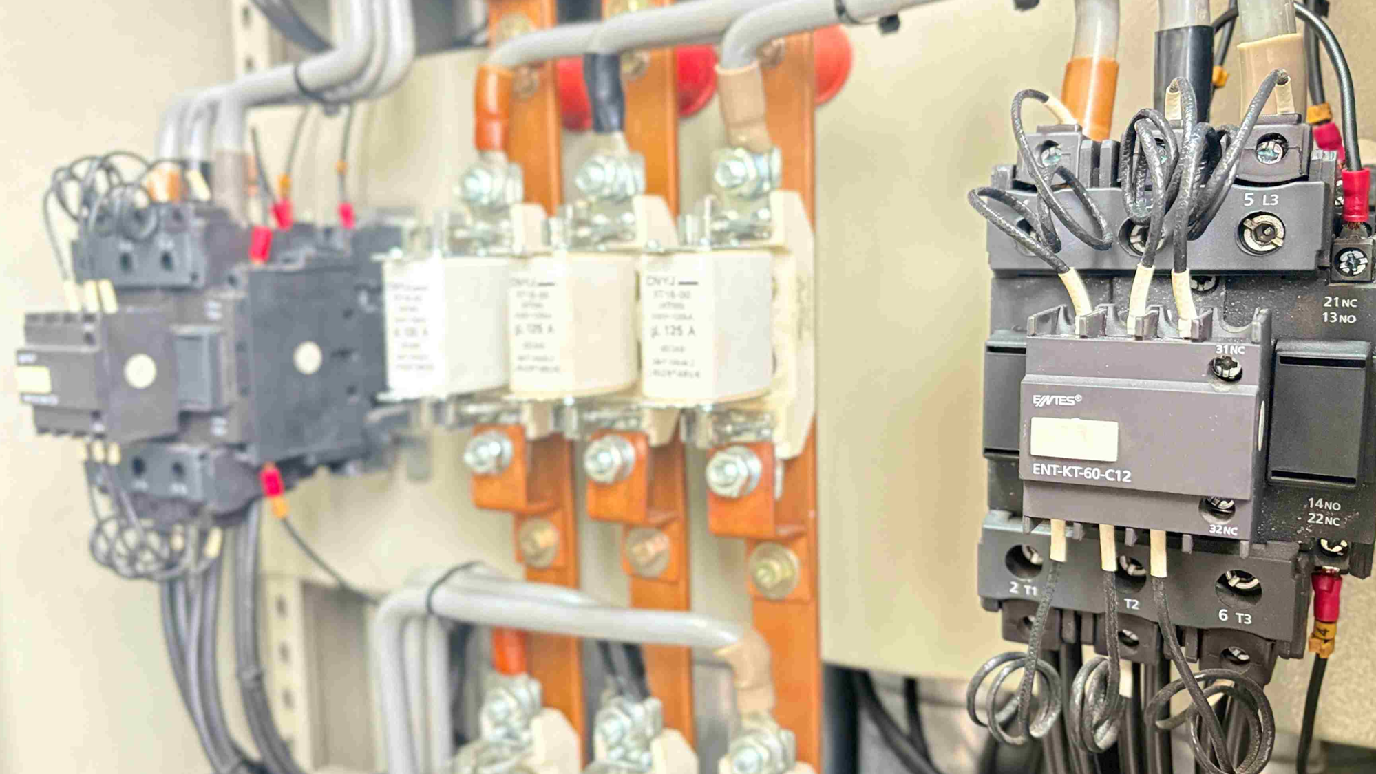 Automatic capacitor bank panel for power factor correction